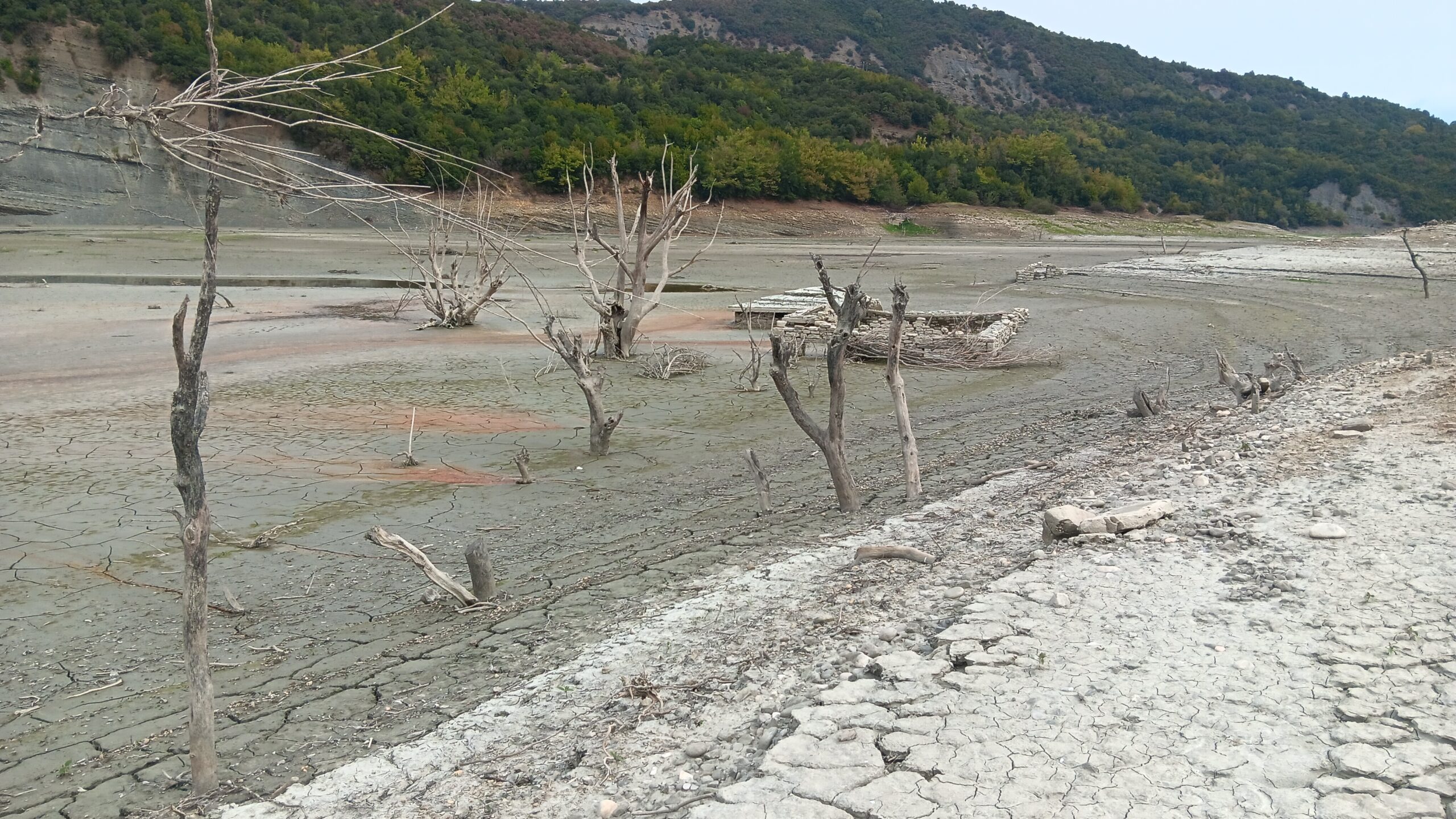 Η ξηρασία αποκάλυψε βυθισμένο οικισμό στην τεχνητή λίμνη του Πουρναρίου στην Άρτα