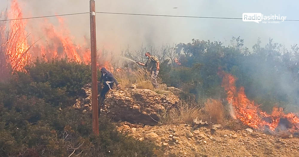 Σε πλήρη εξέλιξη η πυρκαγιά με κατεύθυνση το δασάκι του Κουτσουρά – Ζημιές σε σπίτια, ένας τραυματίας