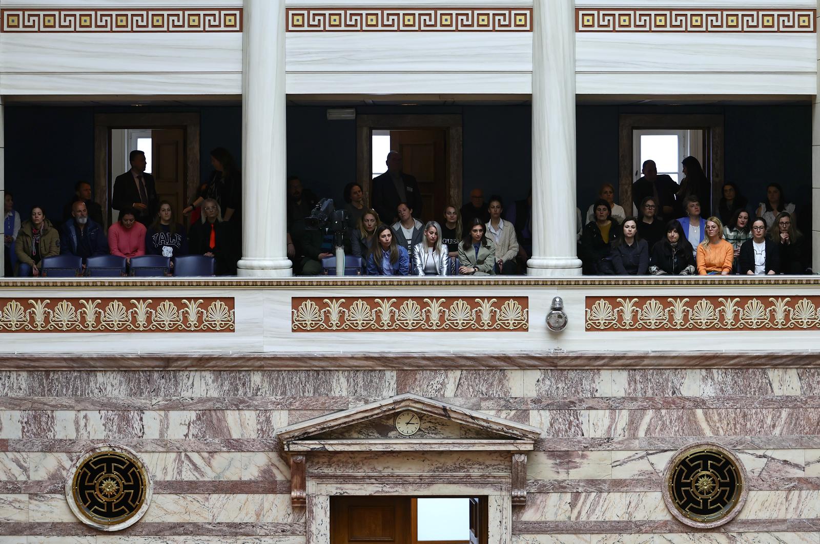 Συγγενείς των θυμάτων της πολύνεκρης τραγωδίας στα Τέμπη παρακολουθούν τη συζήτηση για το πόρισμα της Εξεταστικής Επιτροπής από τα θεωρεία της Βουλής